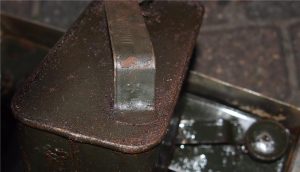 Nahansicht Herstellercode Petroleumkanister cjs für MG 34 und 42 